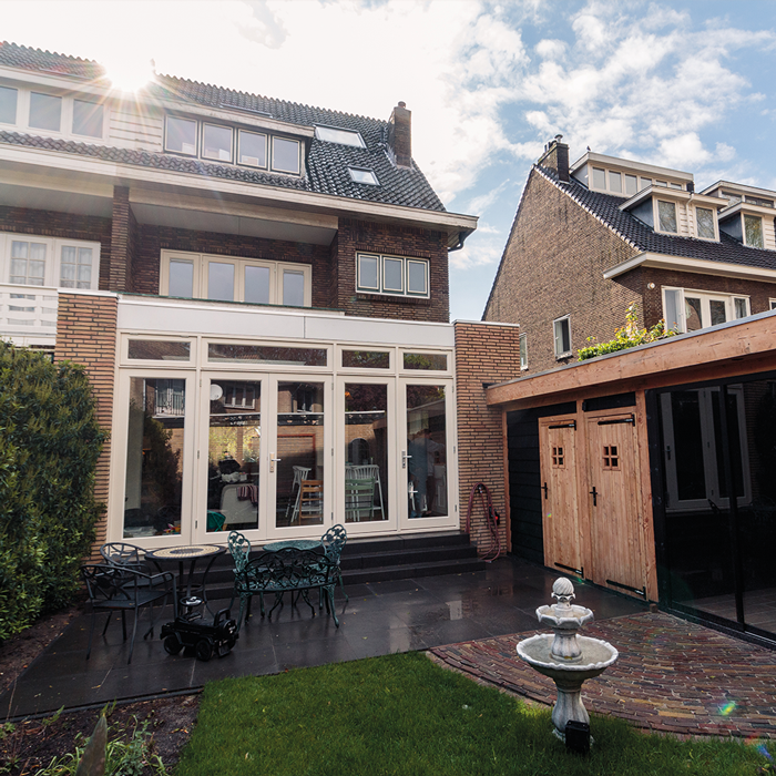 Uitbouw met openslaande deuren en tuin met fontein in Kempen