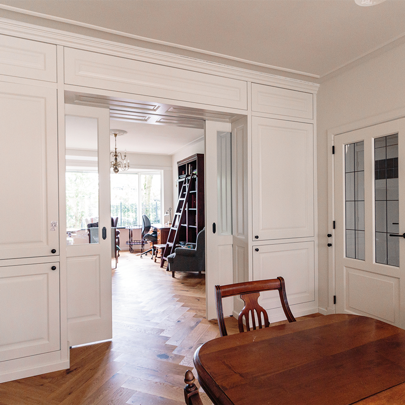Klassieke kamer-en-suite met maatwerk kasten in Kempen
