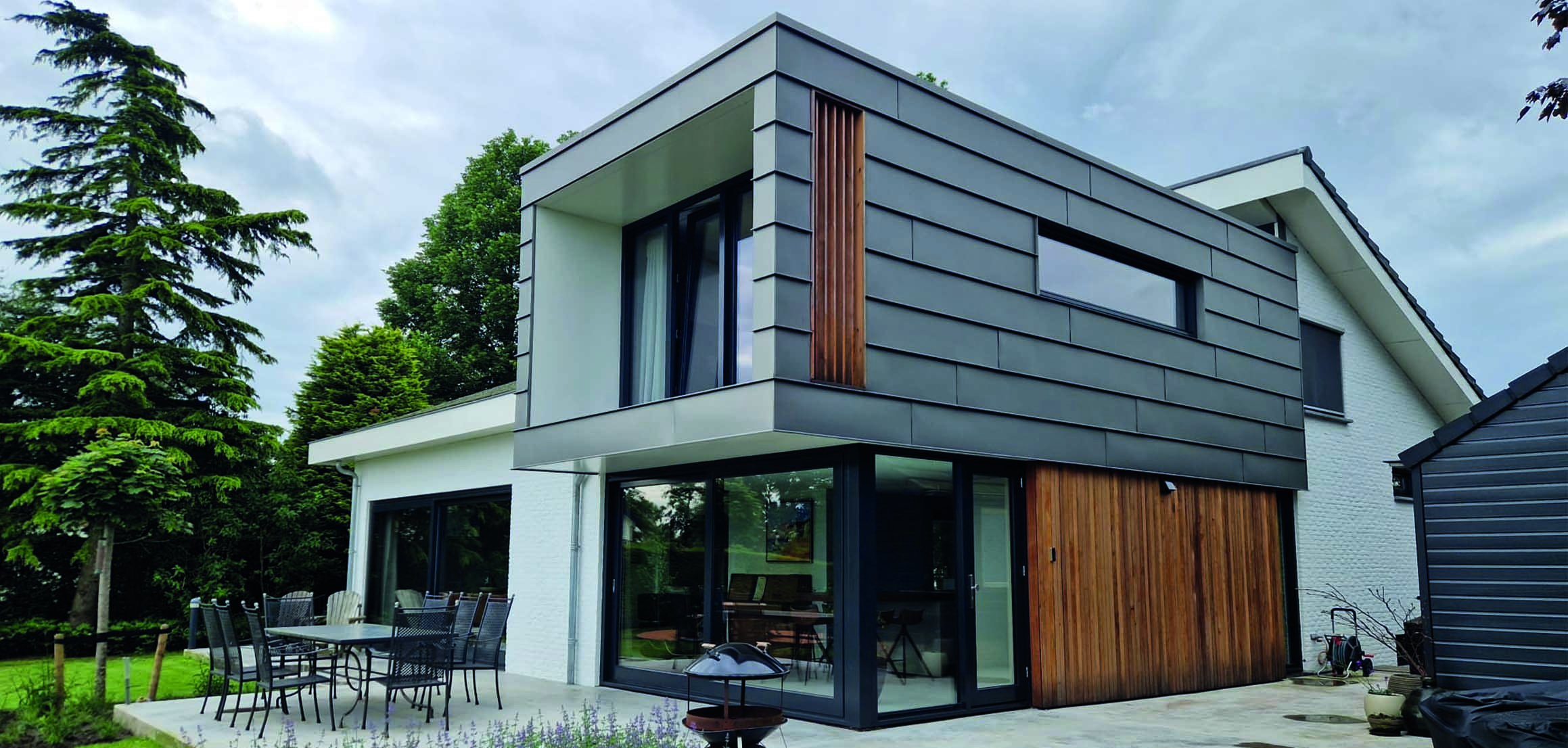 Gerenoveerde villa met houten en grijze gevelbekleding in Lage Zwaluwe