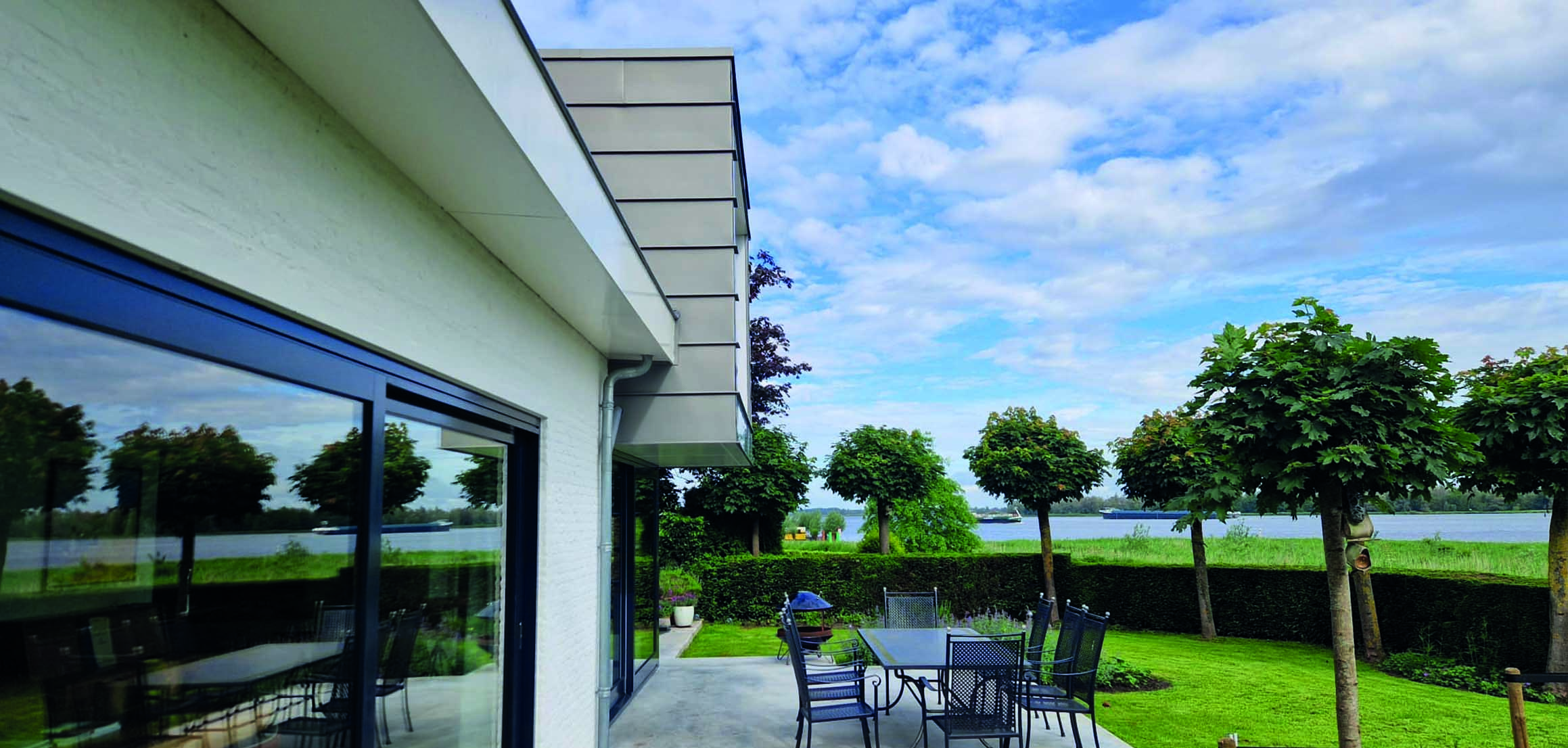 Terras met glazen pui en uitzicht over de tuin in Lage Zwaluwe