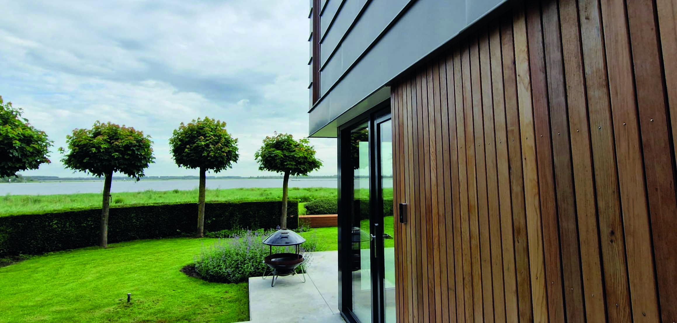Houten gevelbekleding en tuin in Lage Zwaluwe