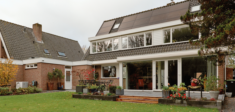 Achtergevel van gerenoveerde woning met tuin in Krimpen aan den IJssel