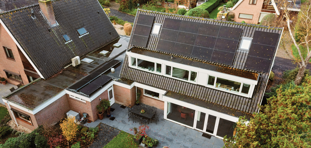 Luchtfoto van woning met zonnepanelen in Krimpen aan den IJssel
