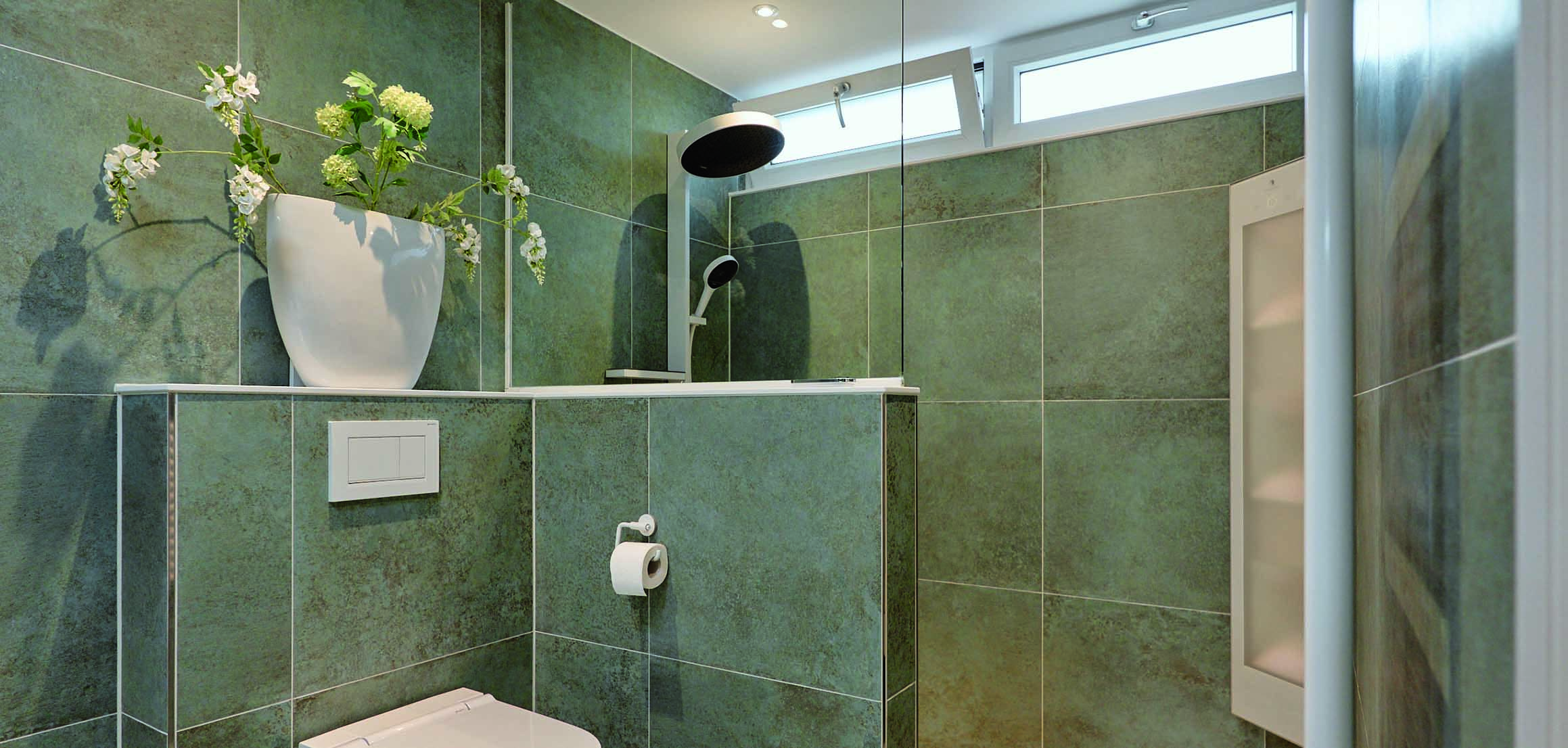 Badkamer met leitegels en hangtoilet in Krimpen aan den IJssel