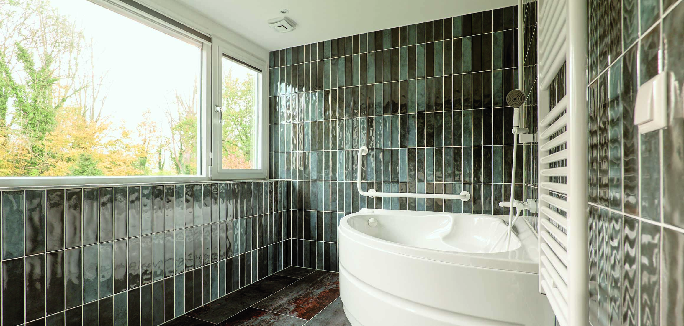 Badkamer met hoekbad bij het raam in Krimpen aan den IJssel