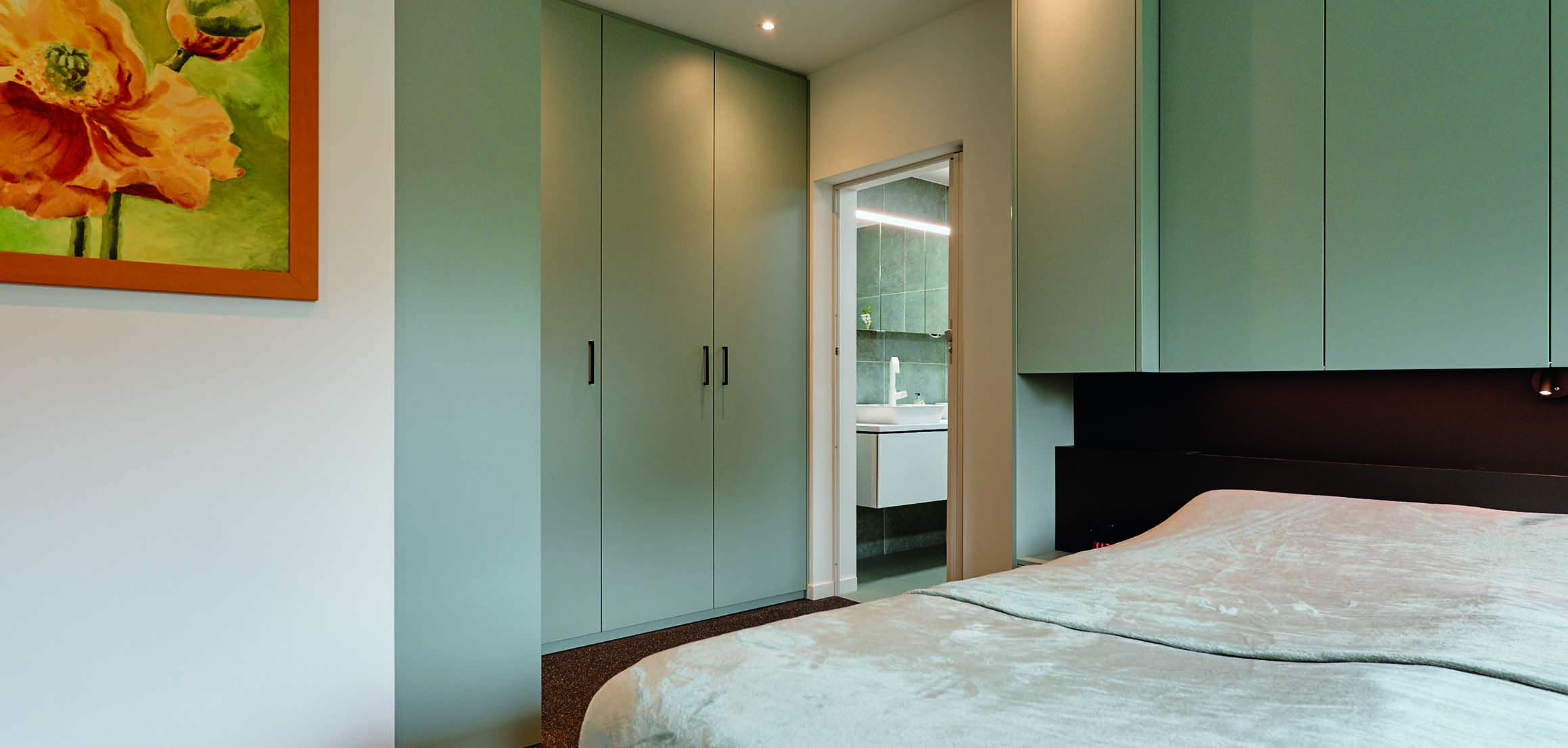 Slaapkamer met maatwerk kastenwand in Krimpen aan den IJssel