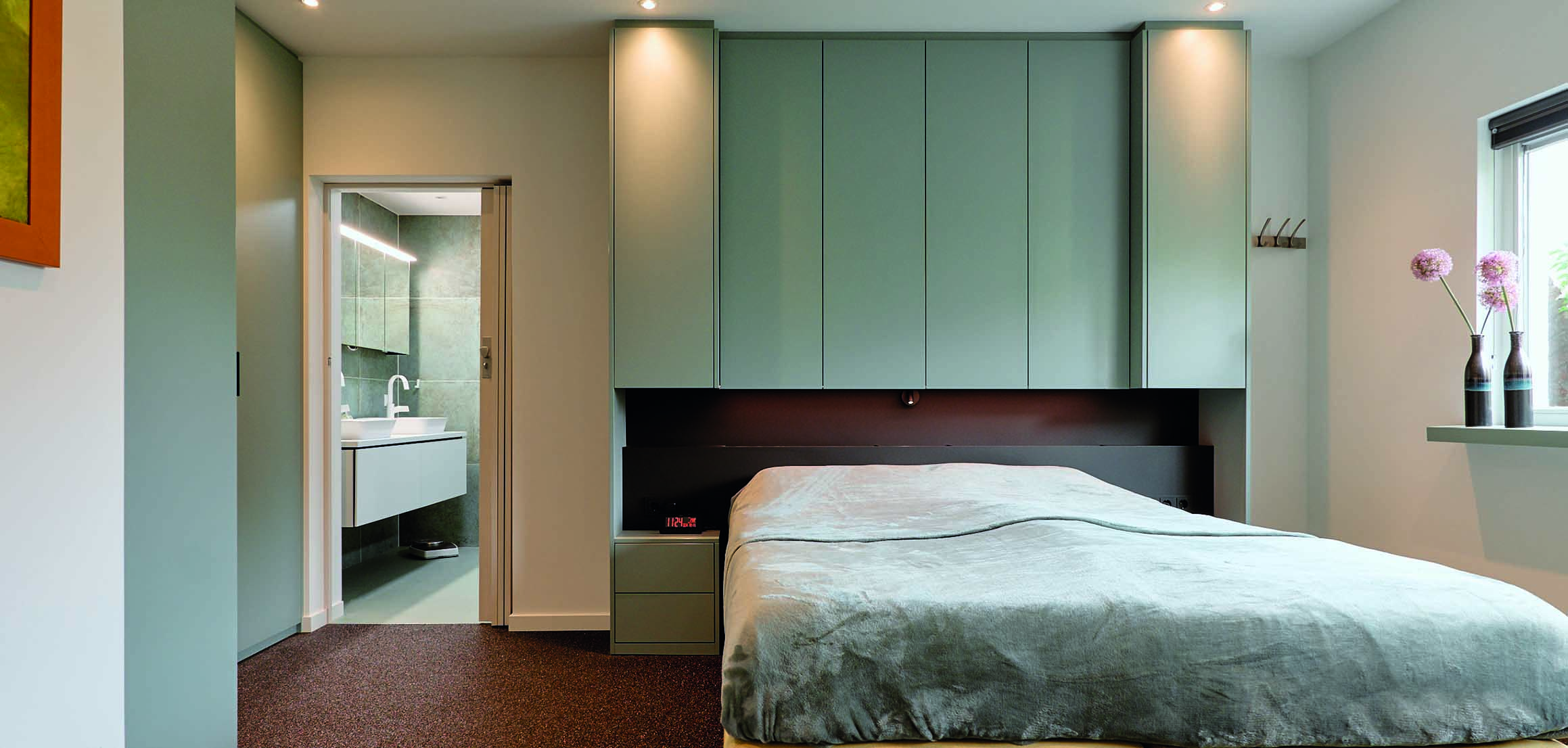 Slaapkamer met ingebouwde kasten en doorkijk naar badkamer in Krimpen aan den IJssel