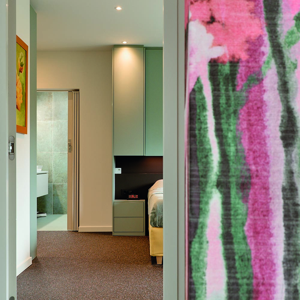 Doorkijk naar badkamer vanuit slaapkamer in Krimpen aan den IJssel