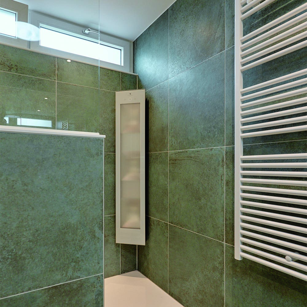 Douche met grijze tegels en designradiator in Krimpen aan den IJssel
