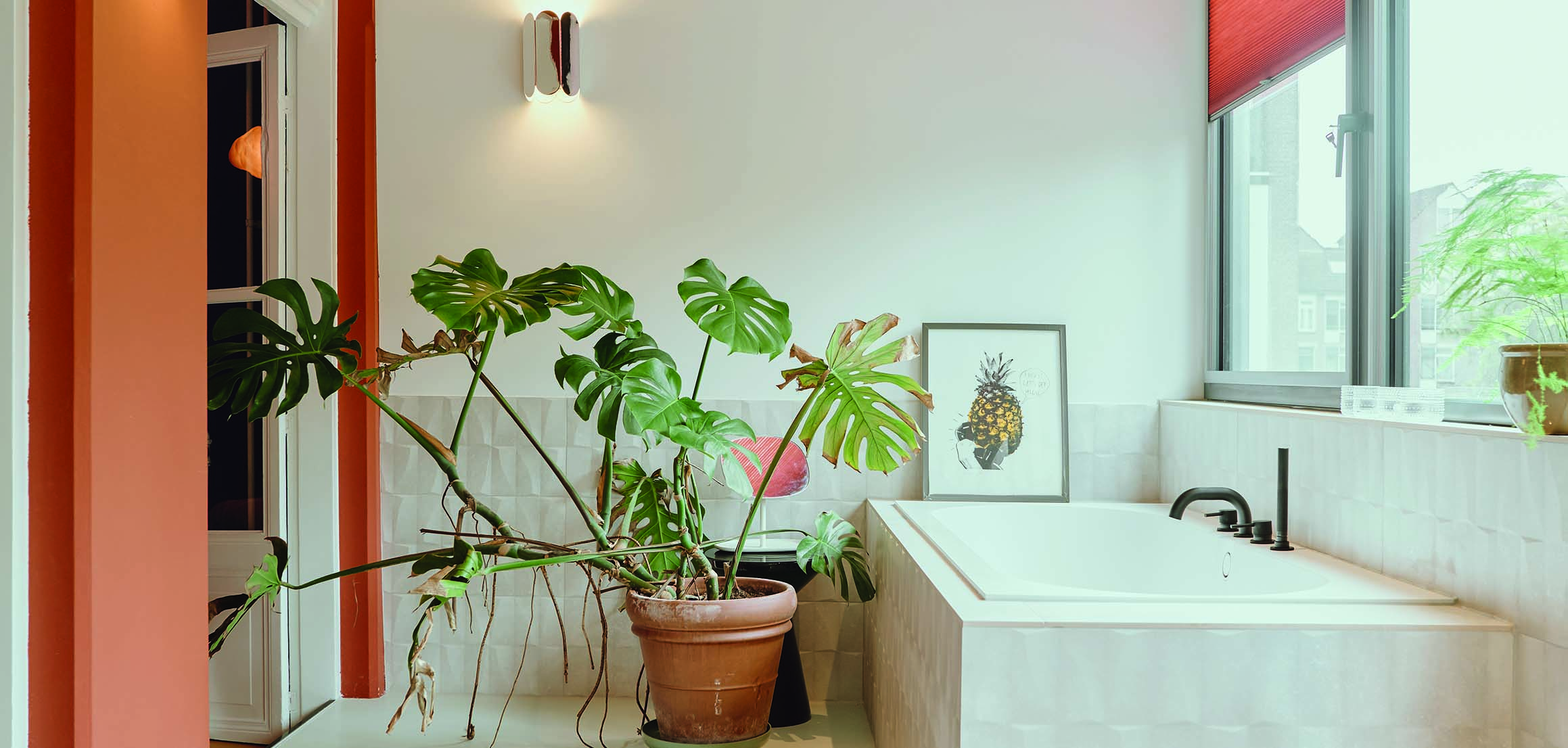 Badkamer met ligbad en planten aan de Boezemsingel in Rotterdam
