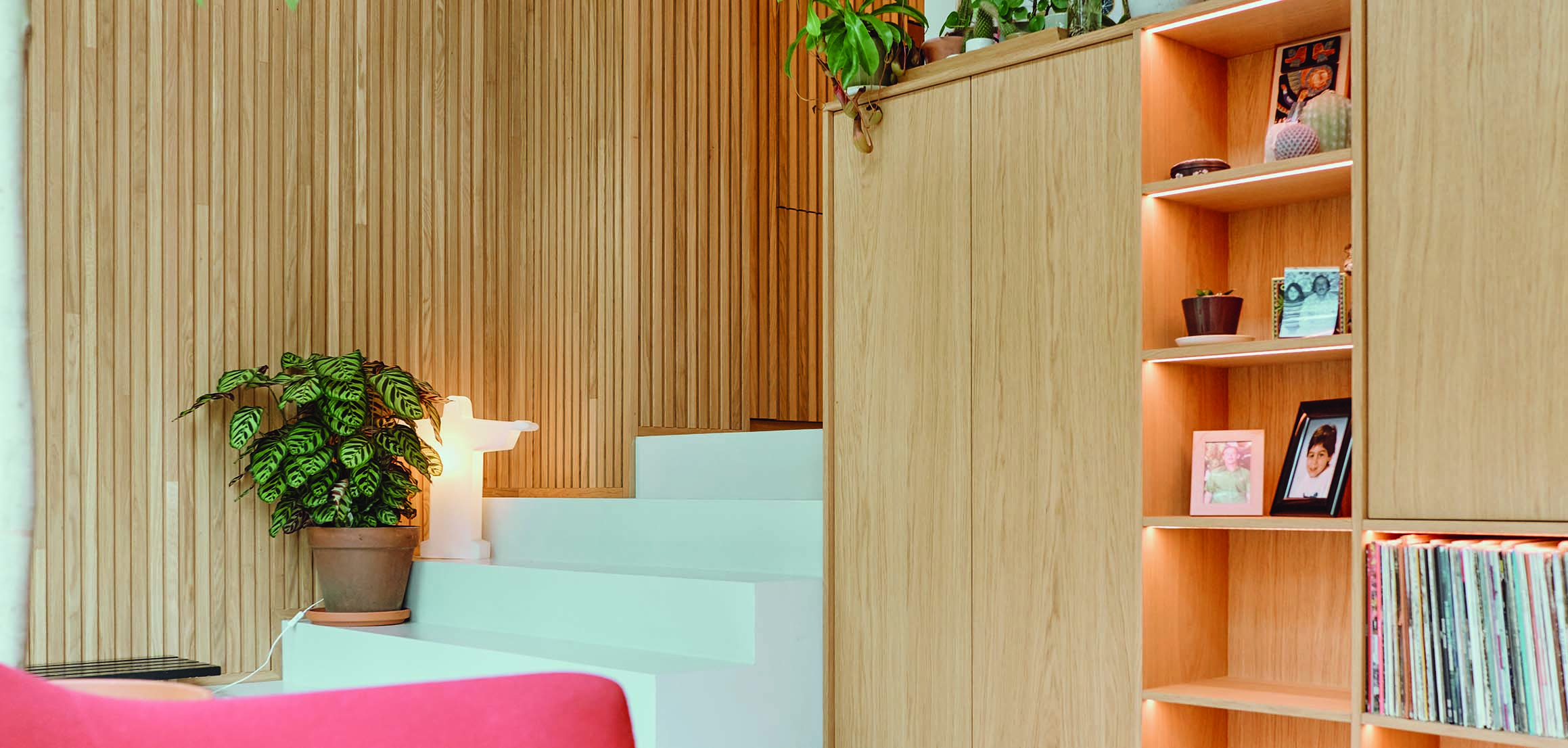Trap met houten lamellenwand en maatwerk boekenkast aan de Boezemsingel in Rotterdam
