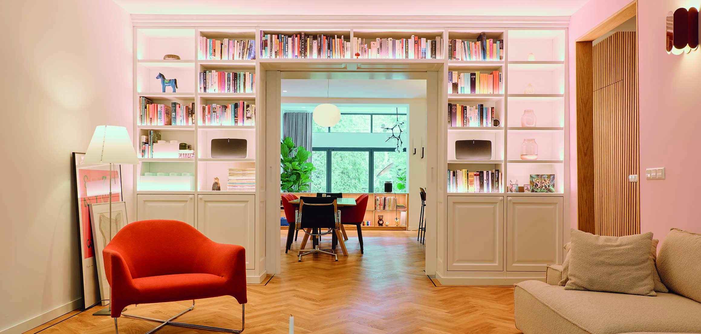 Woonkamer met ingebouwde boekenkast rond de doorgang aan de Boezemsingel in Rotterdam