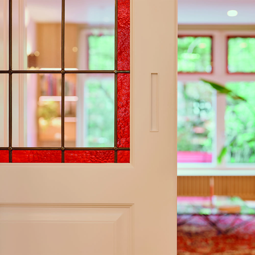 Klassieke binnendeur met rood glas-in-lood aan de Boezemsingel in Rotterdam
