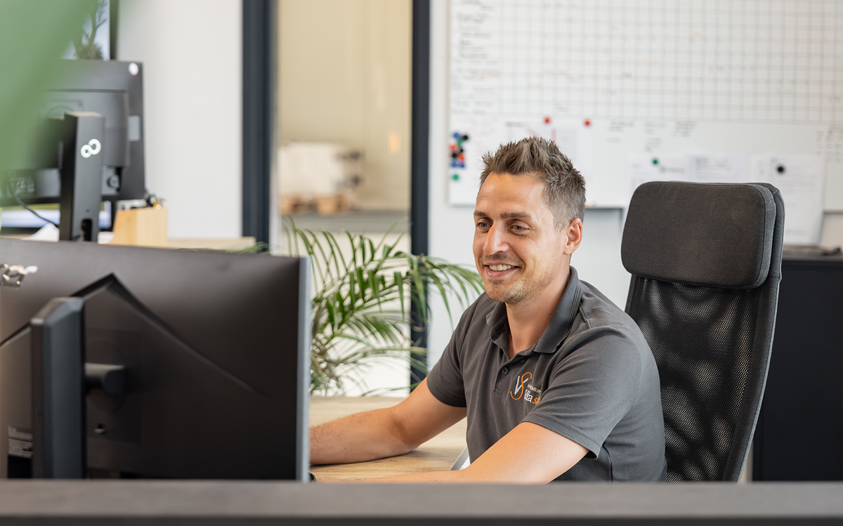 Medewerker van Vida Stone achter de computer op kantoor