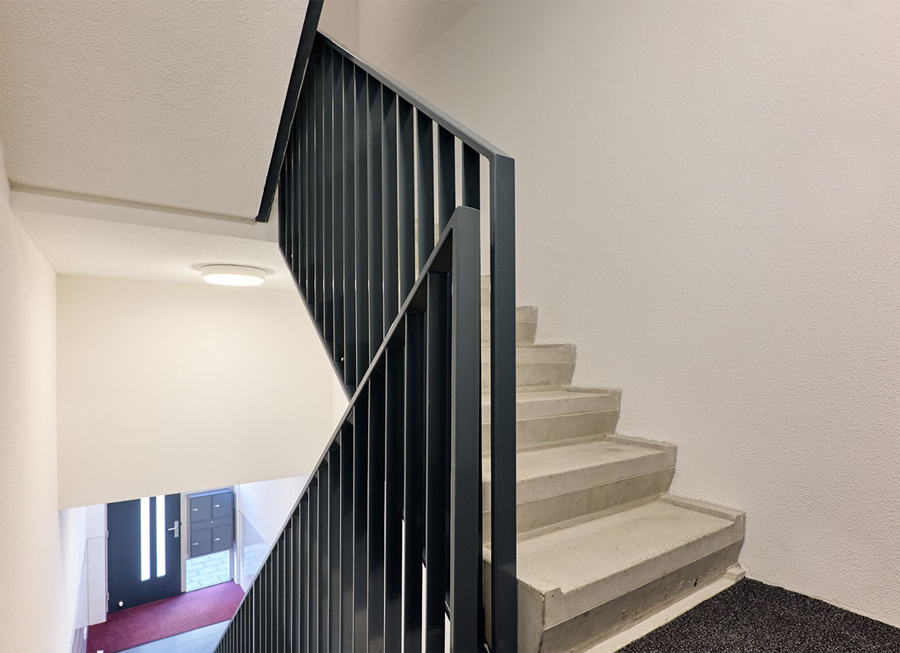 Trappenhuis met stalen balustrade aan de Sluisweg in Dordrecht