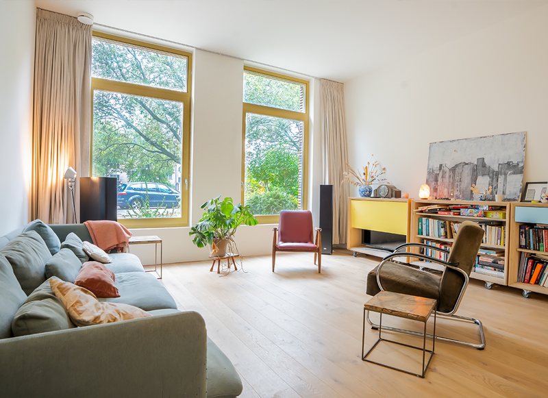 Woonkamer met grote ramen in nieuwbouwwoning in Rotterdam