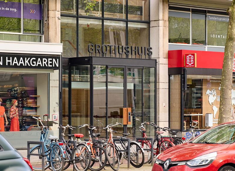Entree met naambord van bedrijfscentrum Grotiushuis in Rotterdam