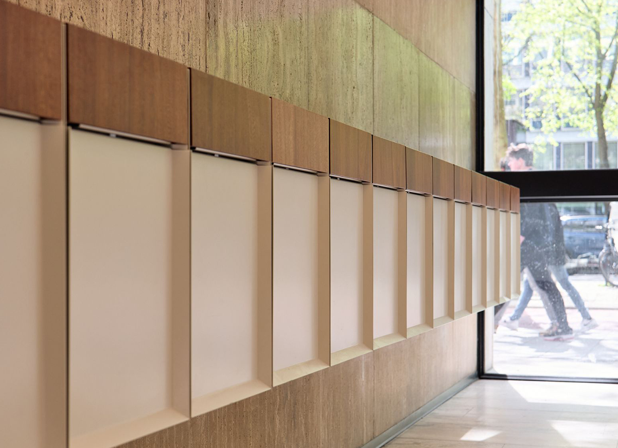Wandbekleding met hout in de entree van bedrijfscentrum Grotiushuis in Rotterdam