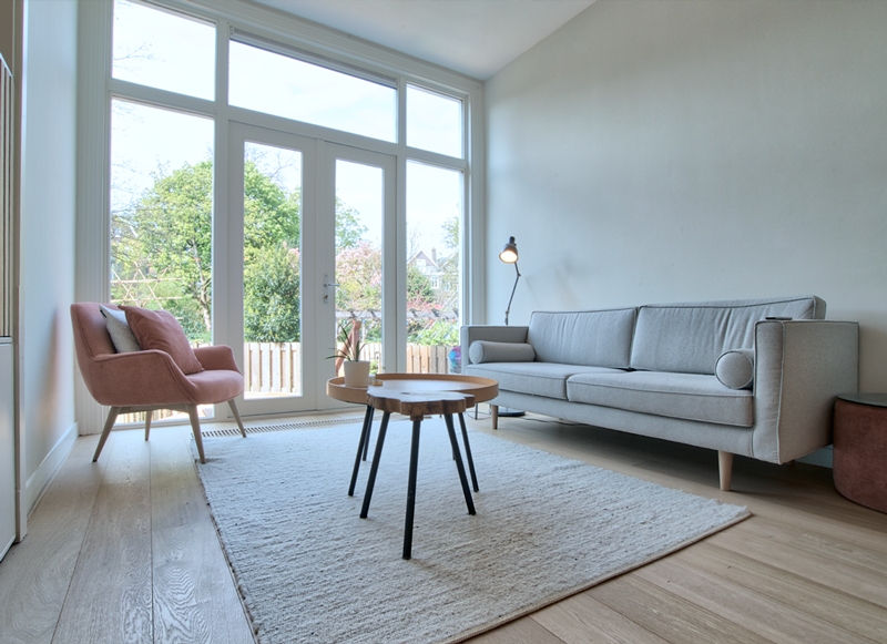 Lichte woonkamer met nieuwe puien aan de Hooidrift in Rotterdam