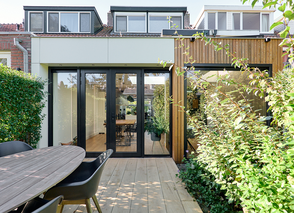 Achtergevel met aanbouw en tuin in Hillegersberg