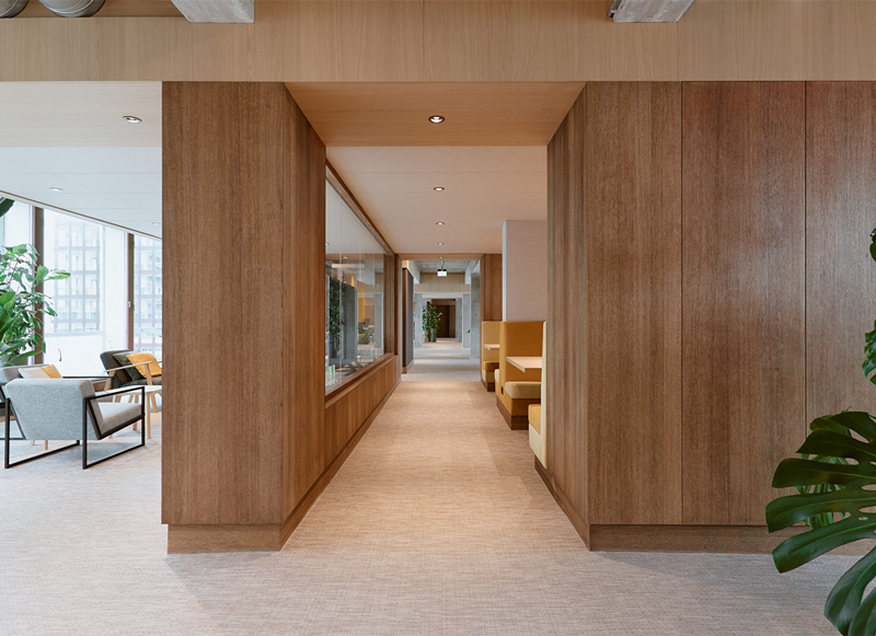 Houten maatwerk wanden in de gang in kantoor VI Company in Rotterdam