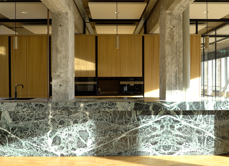 Pantry met groen marmeren eiland in architectenkantoor De Zwarte Hond in Rotterdam