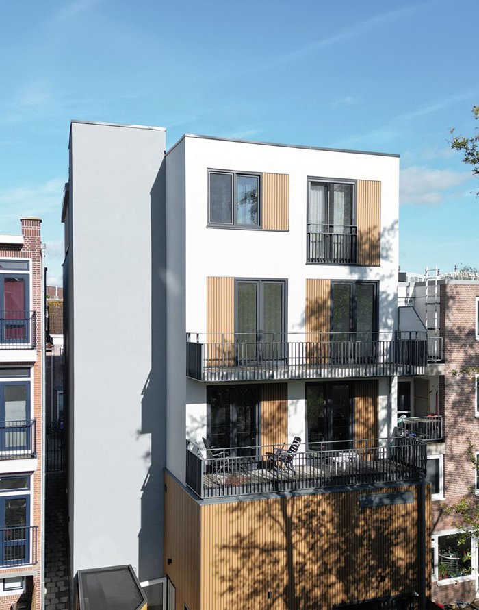 Achterzijde van appartementencomplex met balkons aan de Sluisweg in Dordrecht