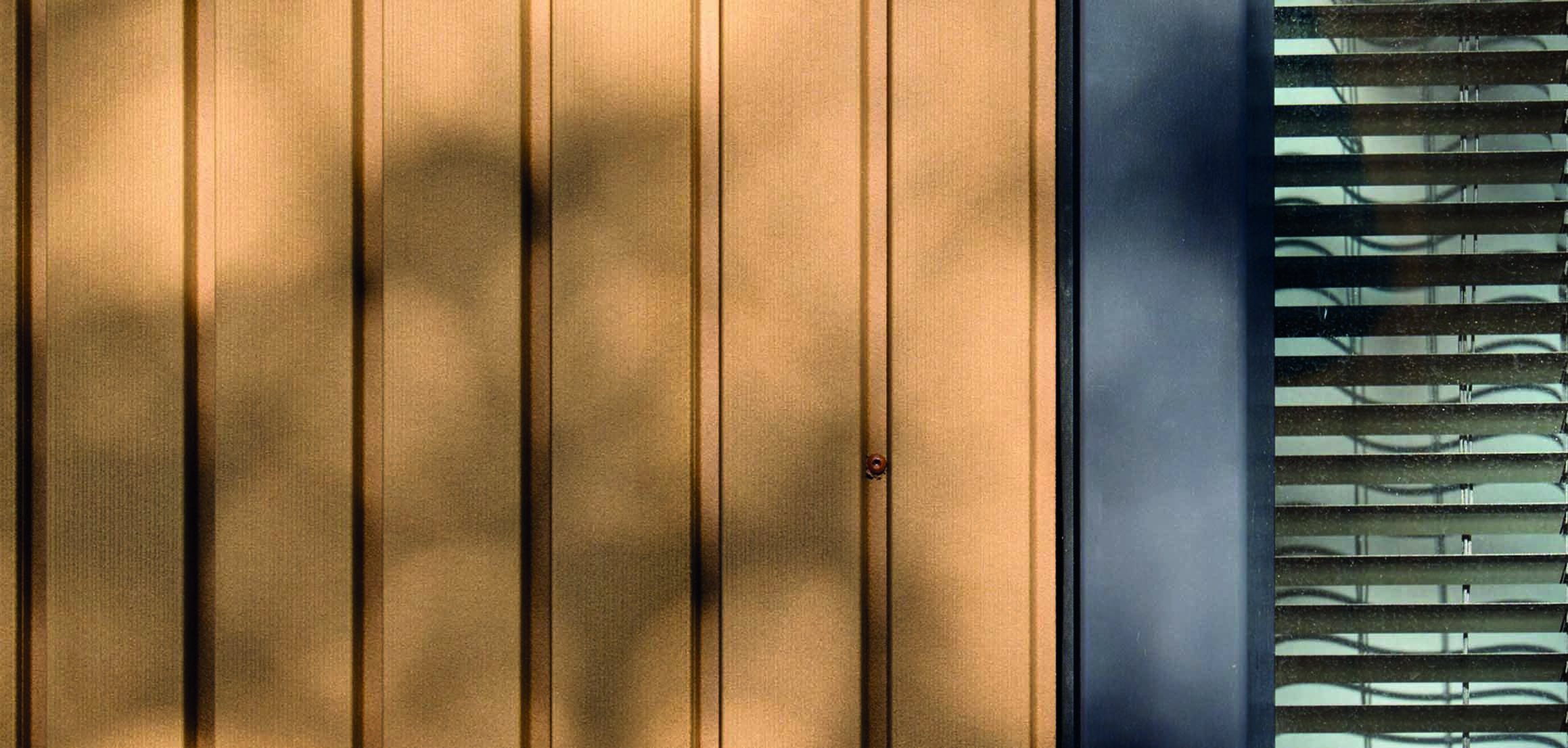 Detail van houten gevelbekleding aan de Sluisweg in Dordrecht