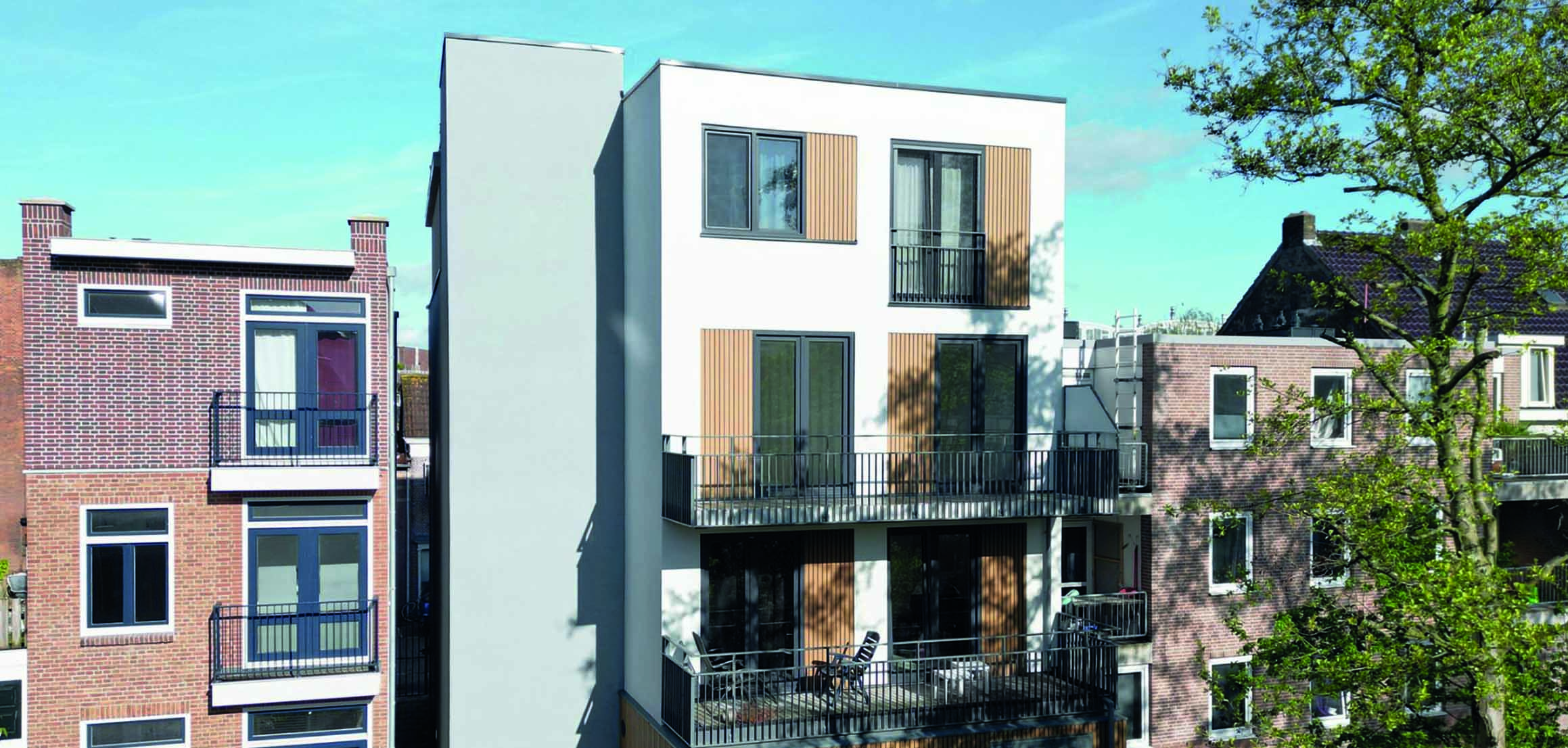 Nieuwbouw appartementencomplex met balkons aan de Sluisweg in Dordrecht