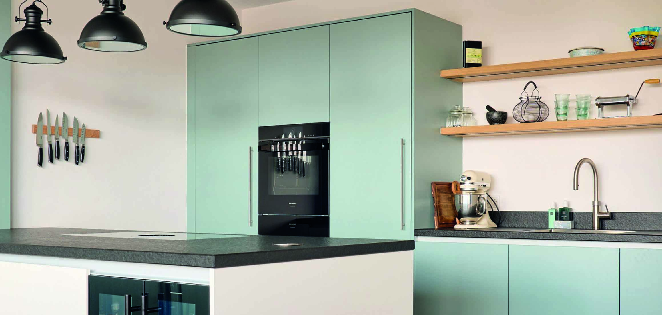 Keuken met mintgroene kasten in nieuwbouwappartement aan de Sluisweg in Dordrecht