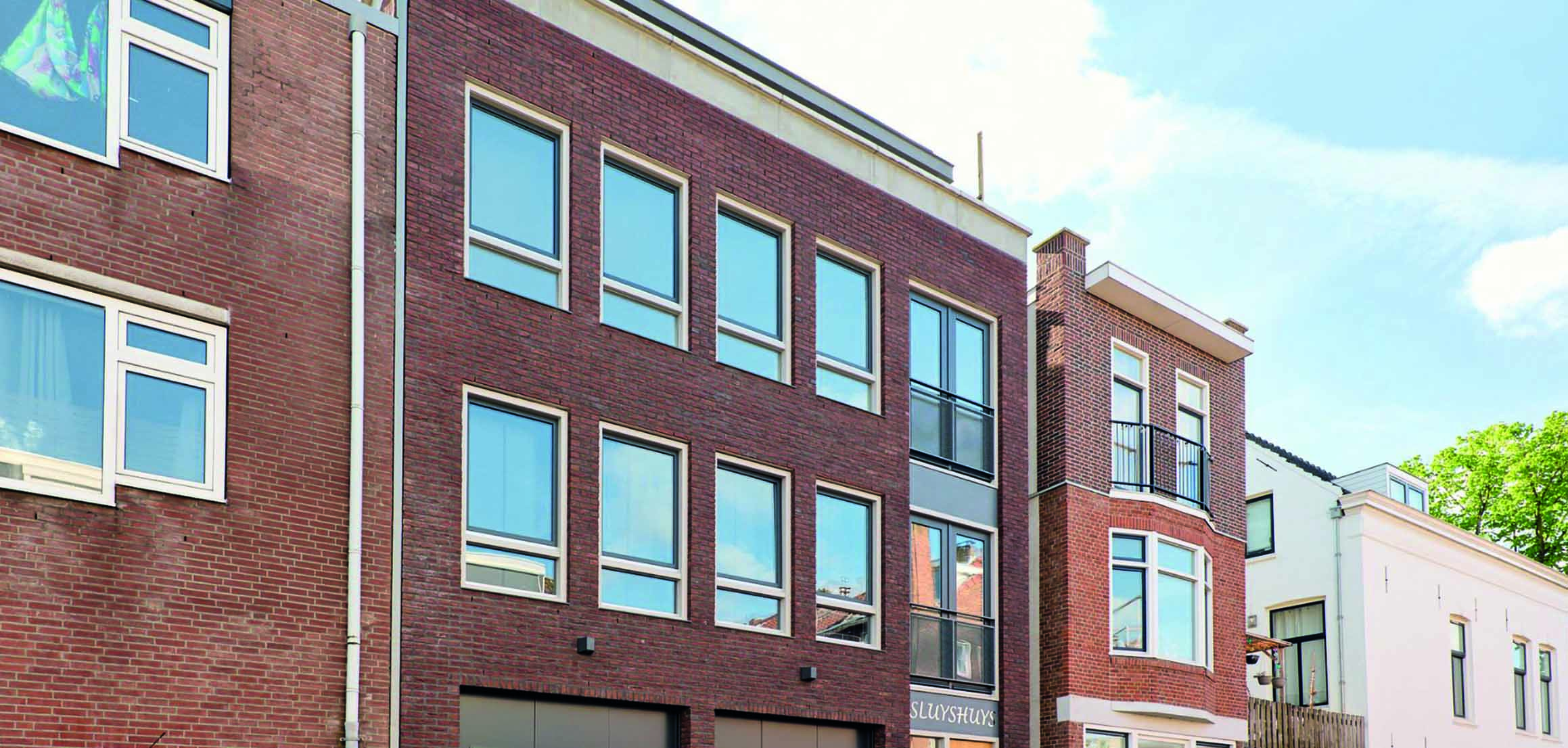 Voorgevel van nieuwbouw appartementencomplex aan de Sluisweg in Dordrecht