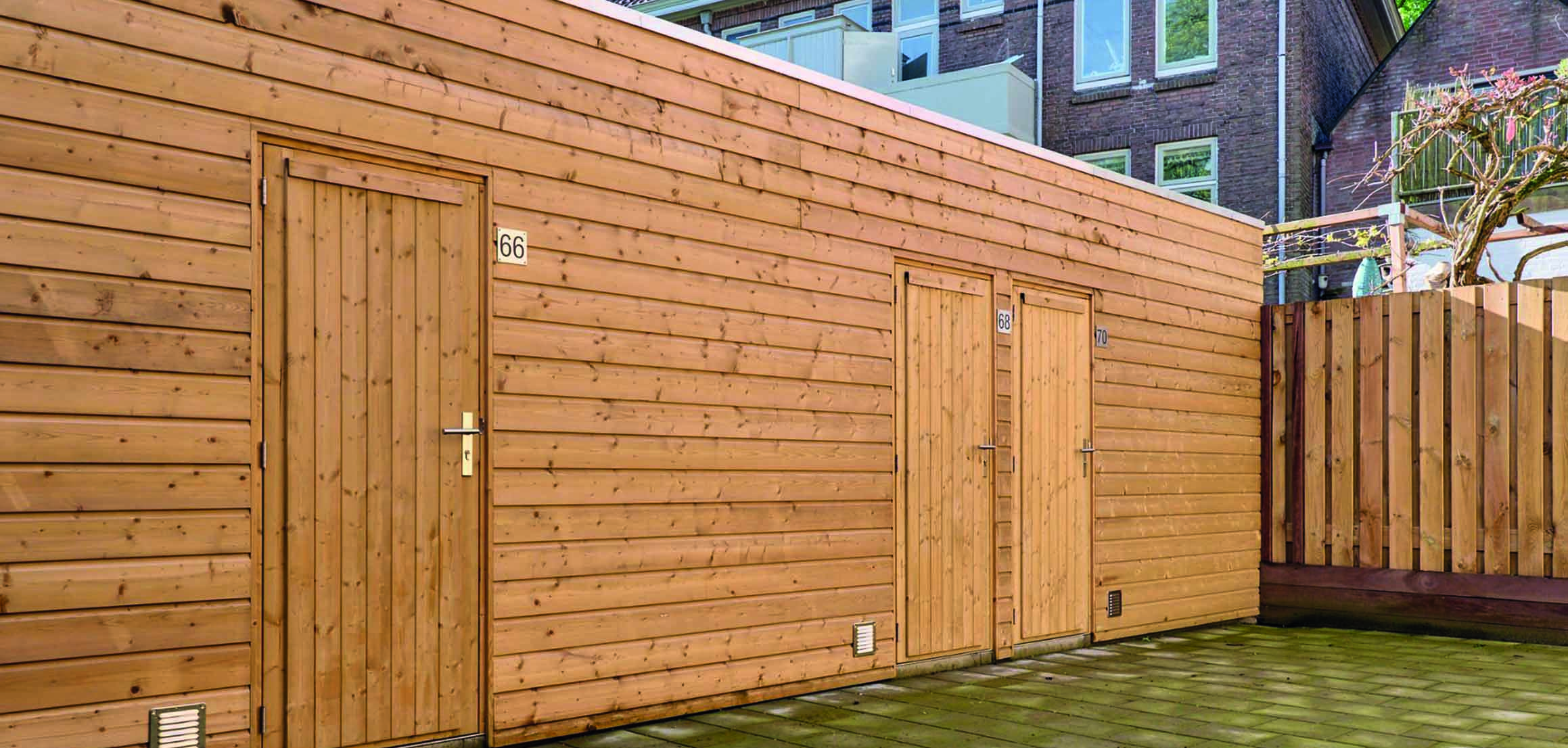 Houten bergingen bij appartementencomplex aan de Sluisweg in Dordrecht