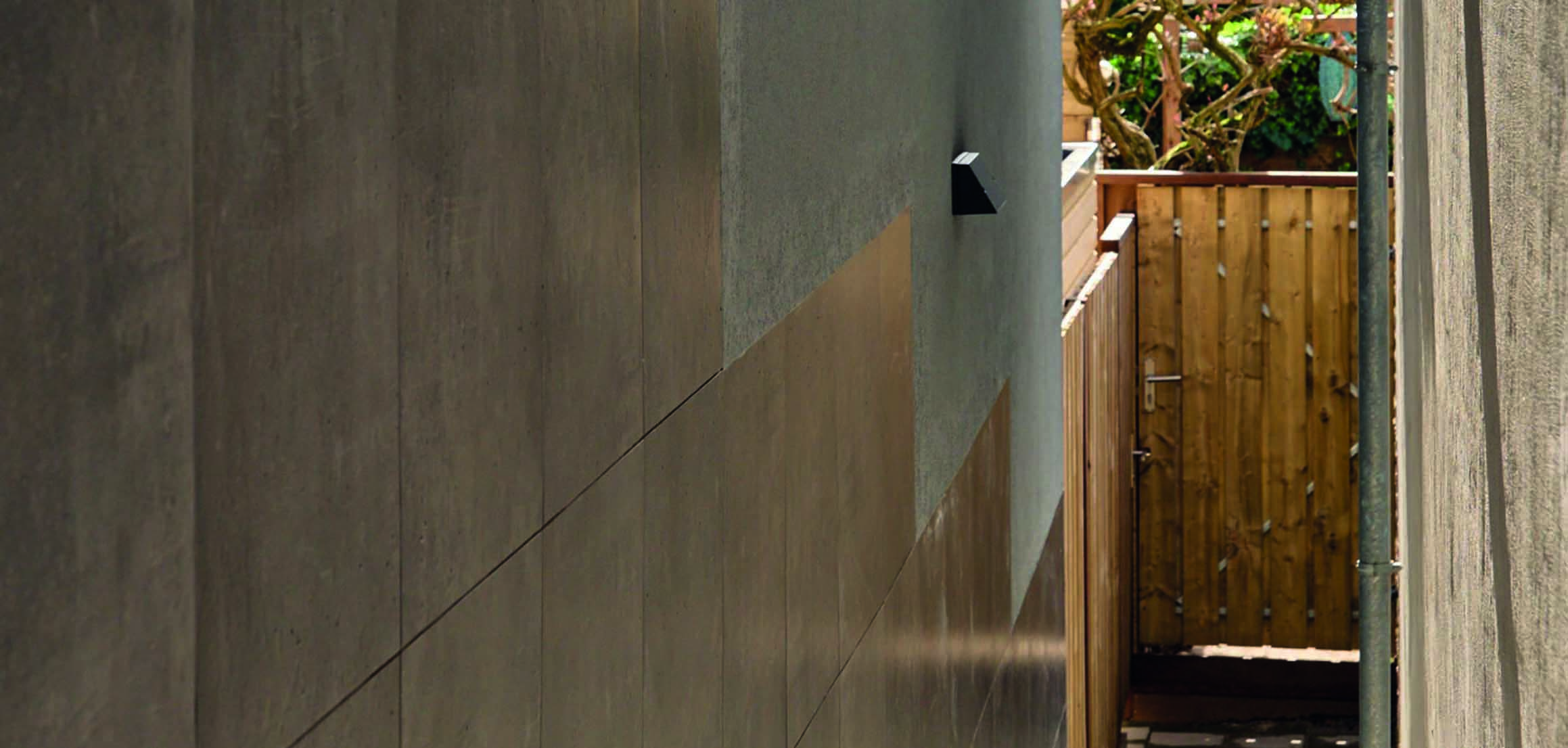 Detail van houten gevel en poort aan de Sluisweg in Dordrecht