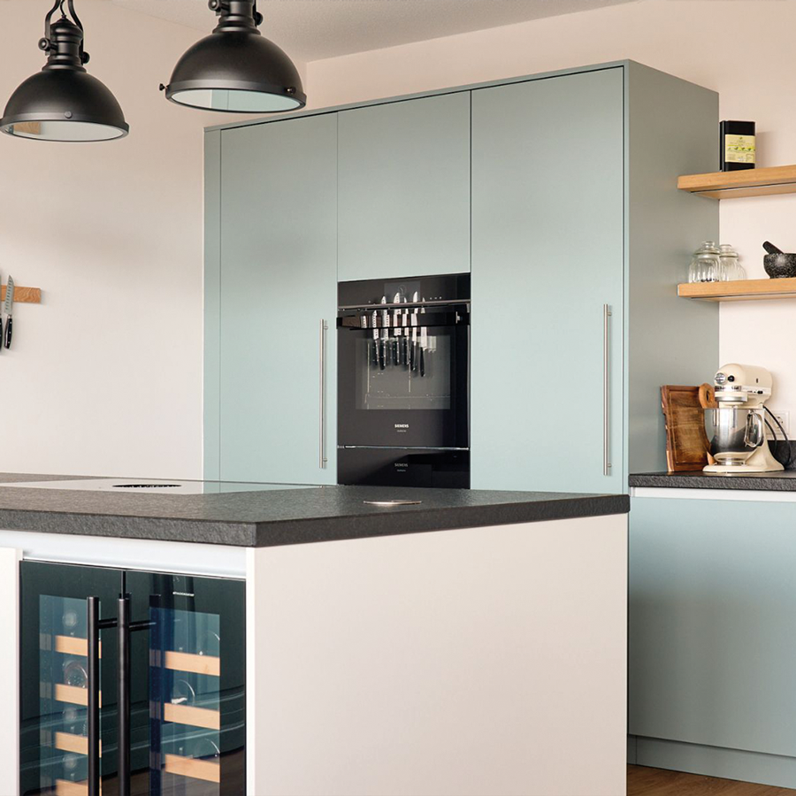Keuken met inbouwoven en wijnklimaatkast aan de Sluisweg in Dordrecht