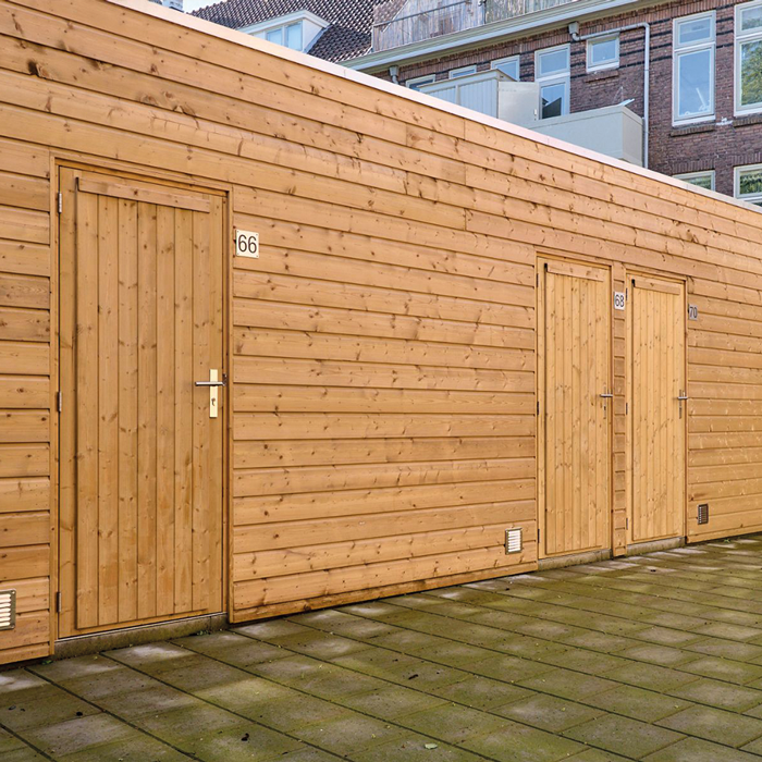 Houten bergingen met deuren aan de Sluisweg in Dordrecht