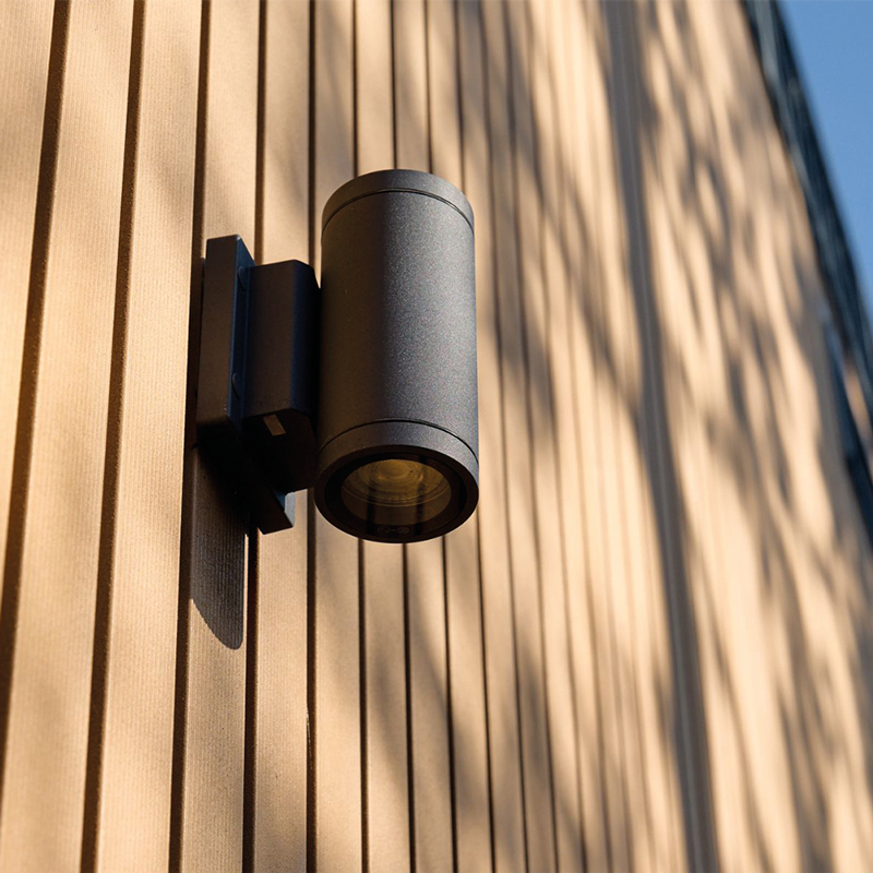 Buitenlamp op houten gevelbekleding aan de Sluisweg in Dordrecht