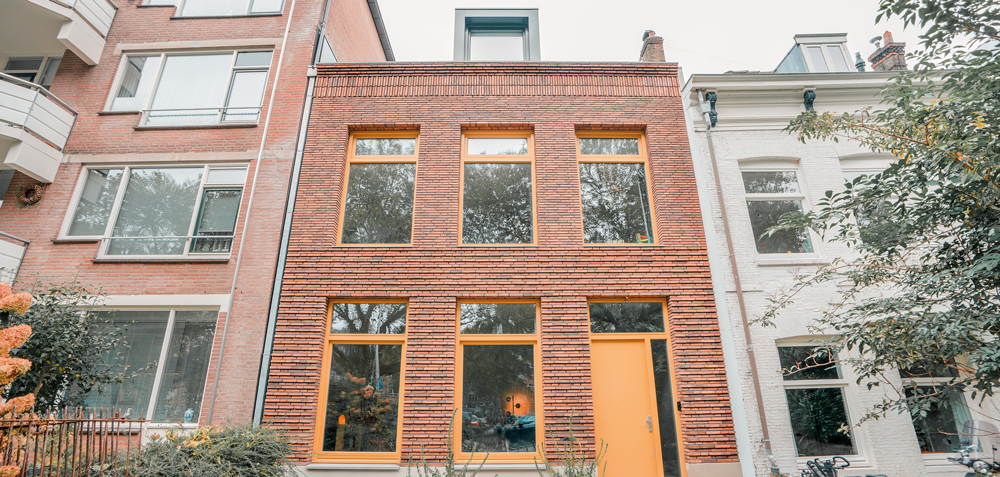Bakstenen voorgevel van nieuwbouwwoning in Rotterdam