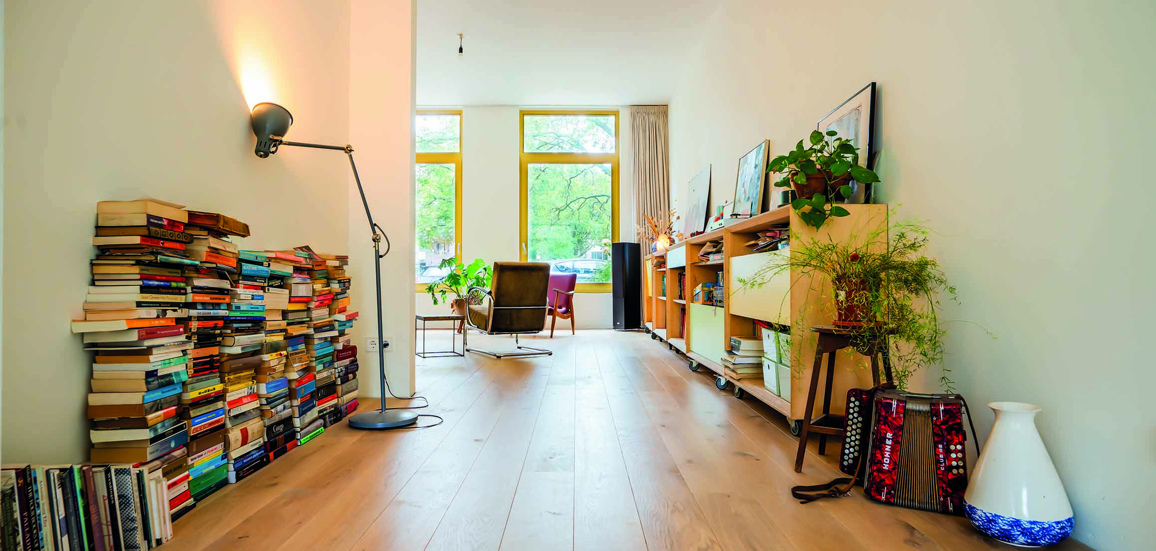Lichte woonkamer met houten vloer in nieuwbouwwoning in Rotterdam