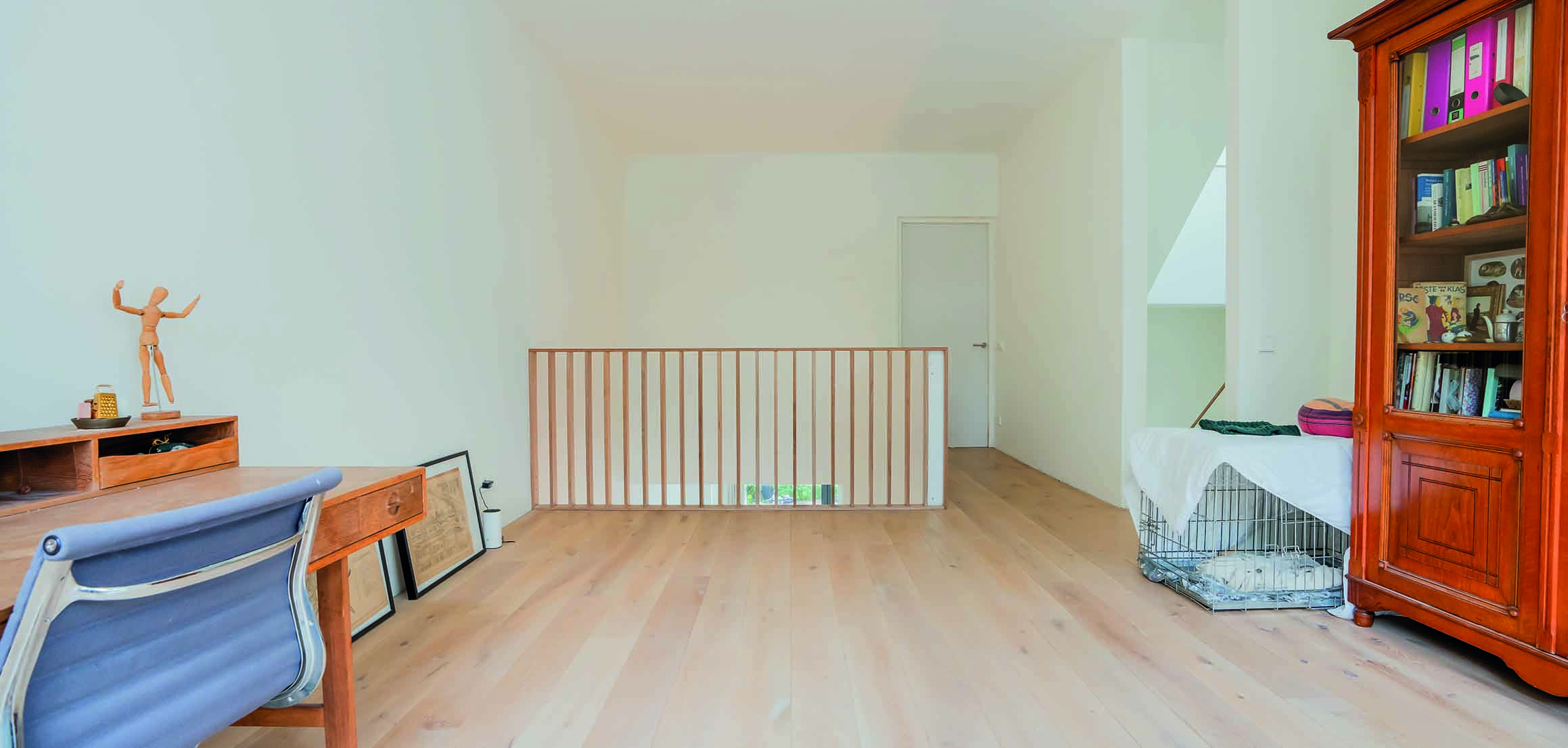 Lichte zolderverdieping met houten vloer in nieuwbouwwoning in Rotterdam