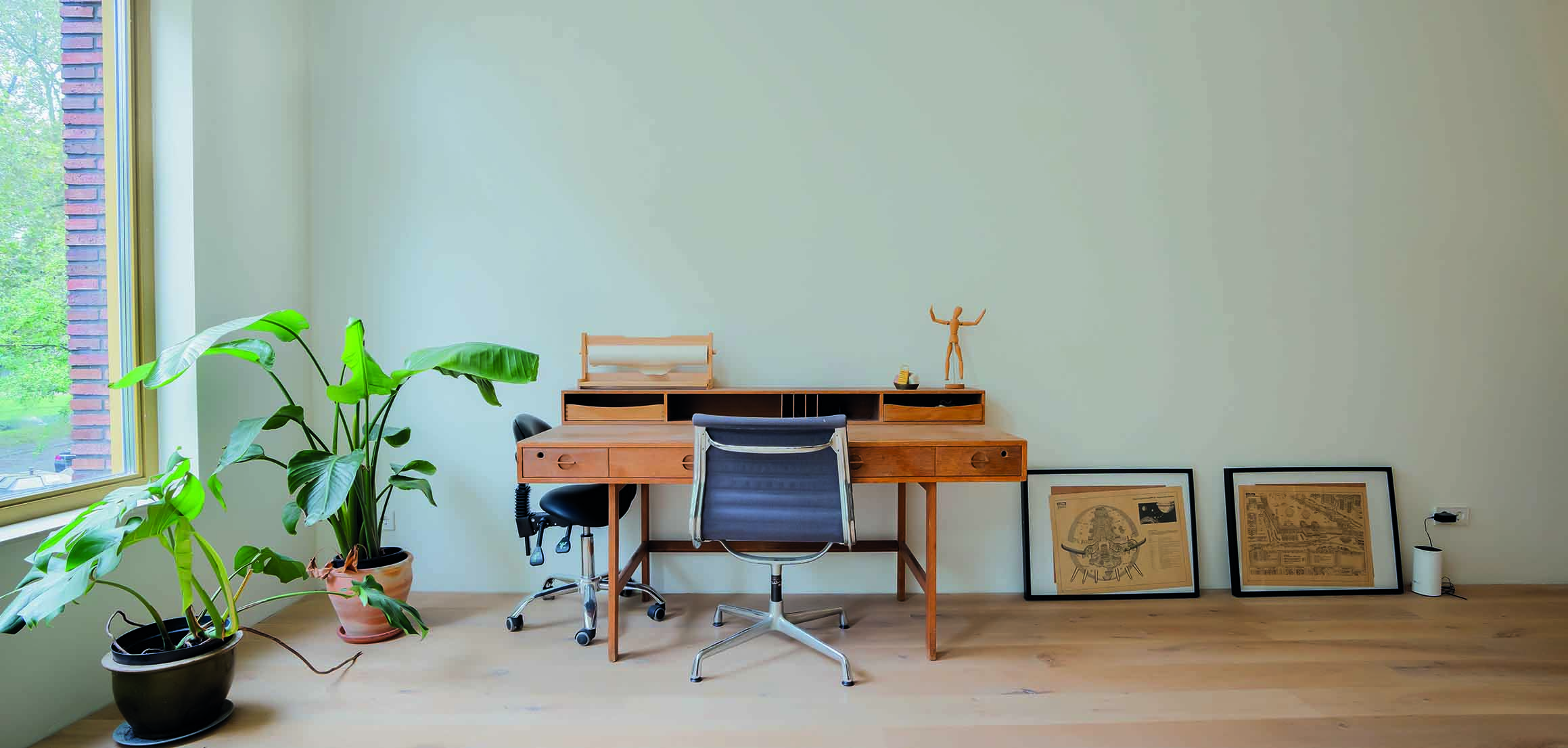 Werkkamer met bureau en planten in nieuwbouwwoning in Rotterdam