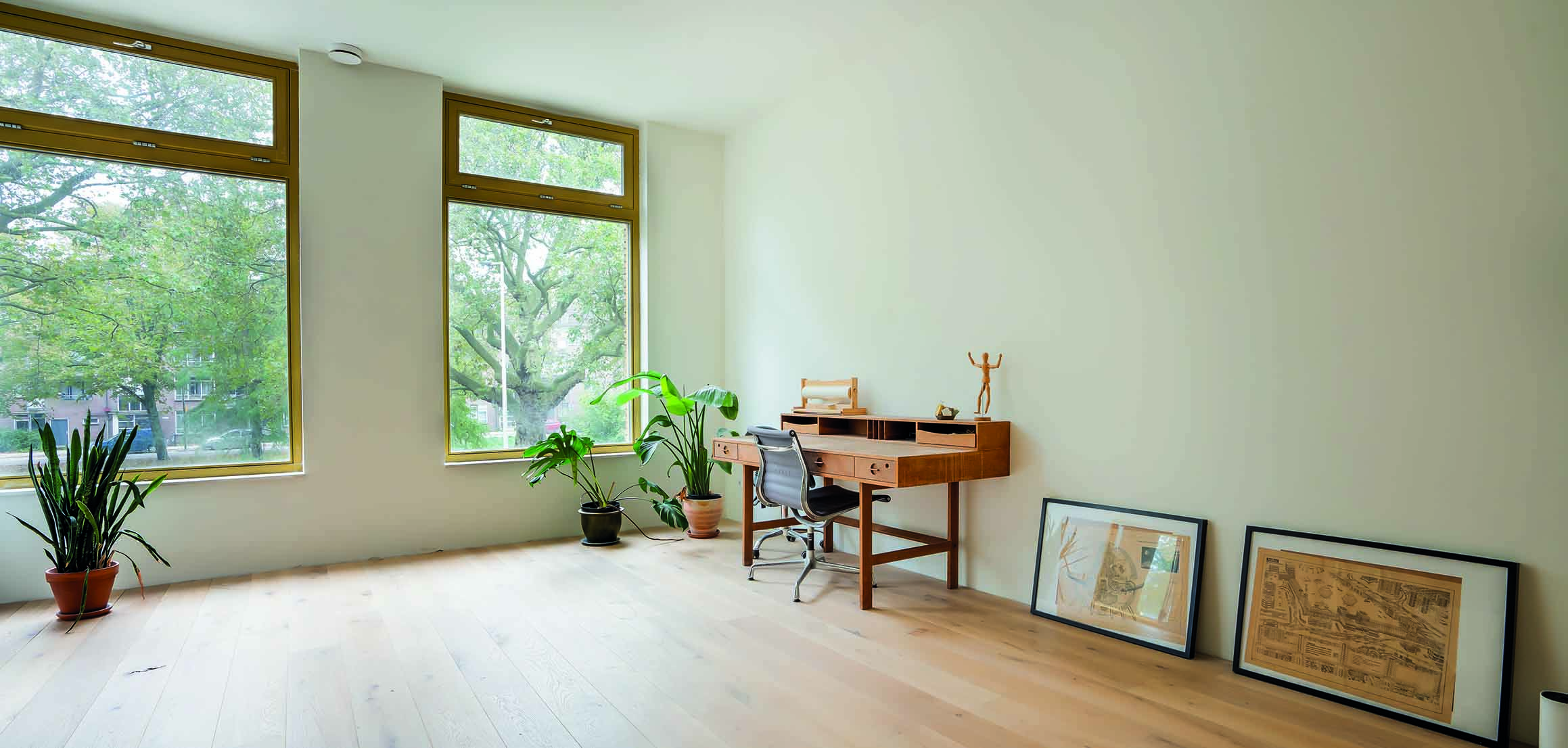 Lichte kamer met houten kozijnen in nieuwbouwwoning in Rotterdam