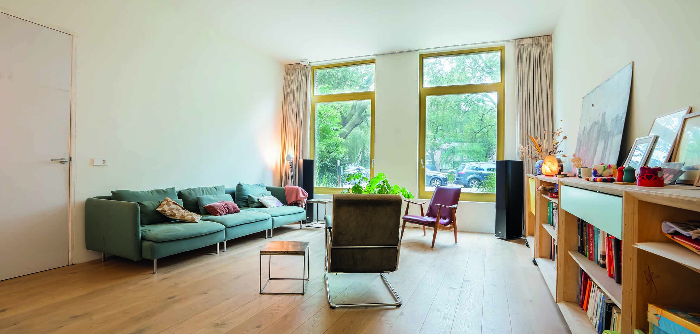 Woonkamer met bank en boekenkast in nieuwbouwwoning in Rotterdam