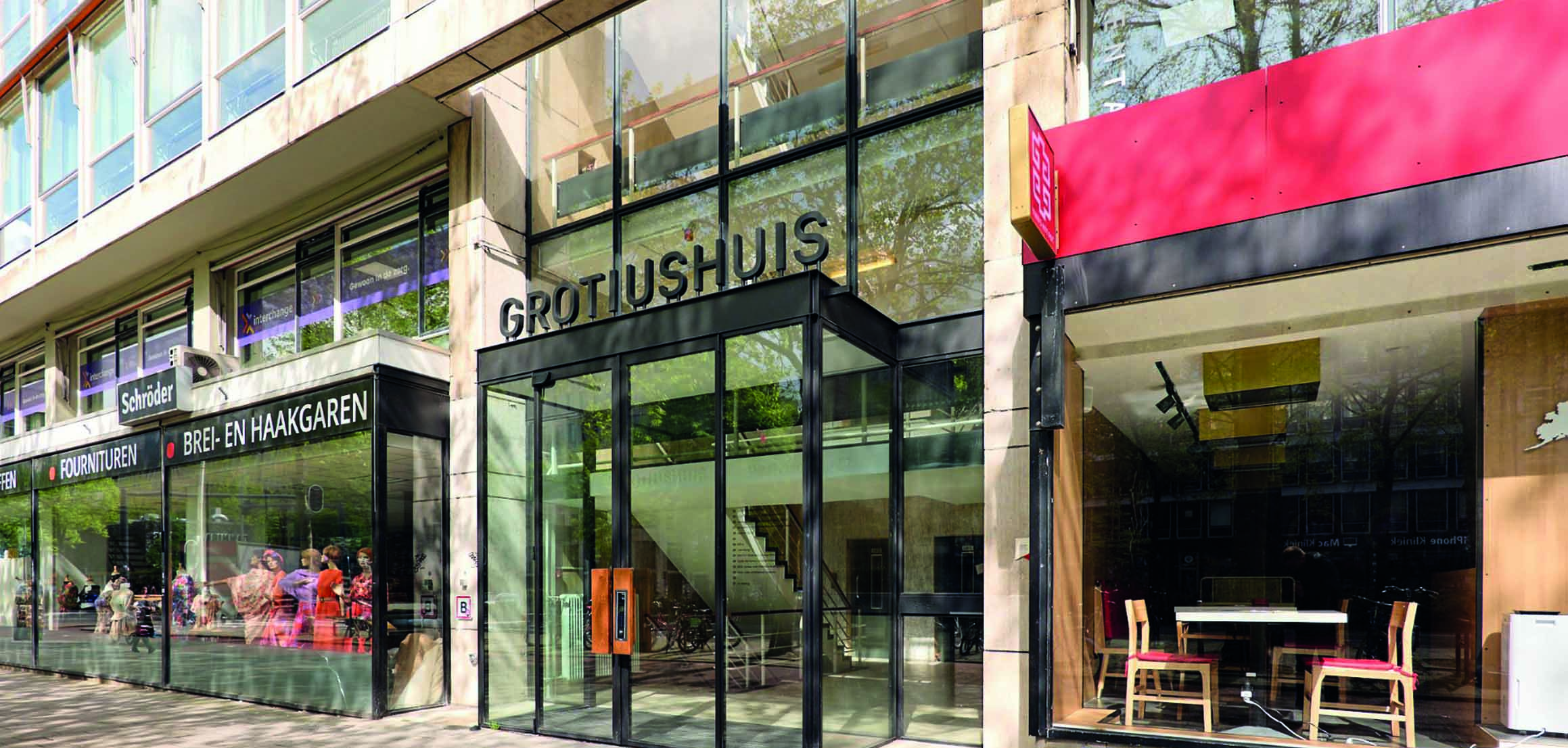 Glazen gevel en entree van bedrijfscentrum Grotiushuis in Rotterdam