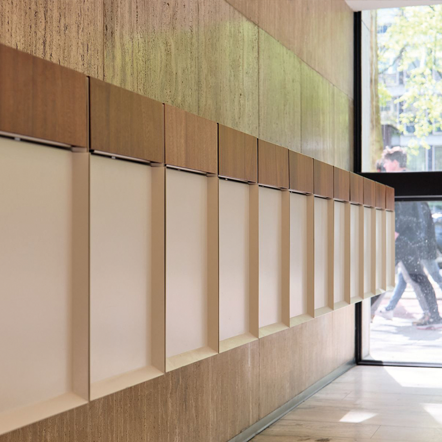 Houten wandpanelen in de entreehal van bedrijfscentrum Grotiushuis in Rotterdam