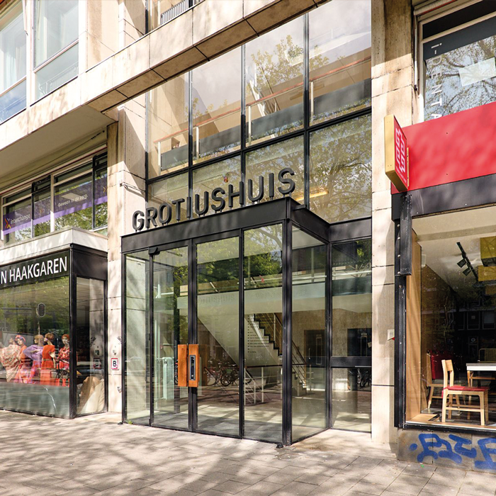 Glazen entreepartij van bedrijfscentrum Grotiushuis in Rotterdam