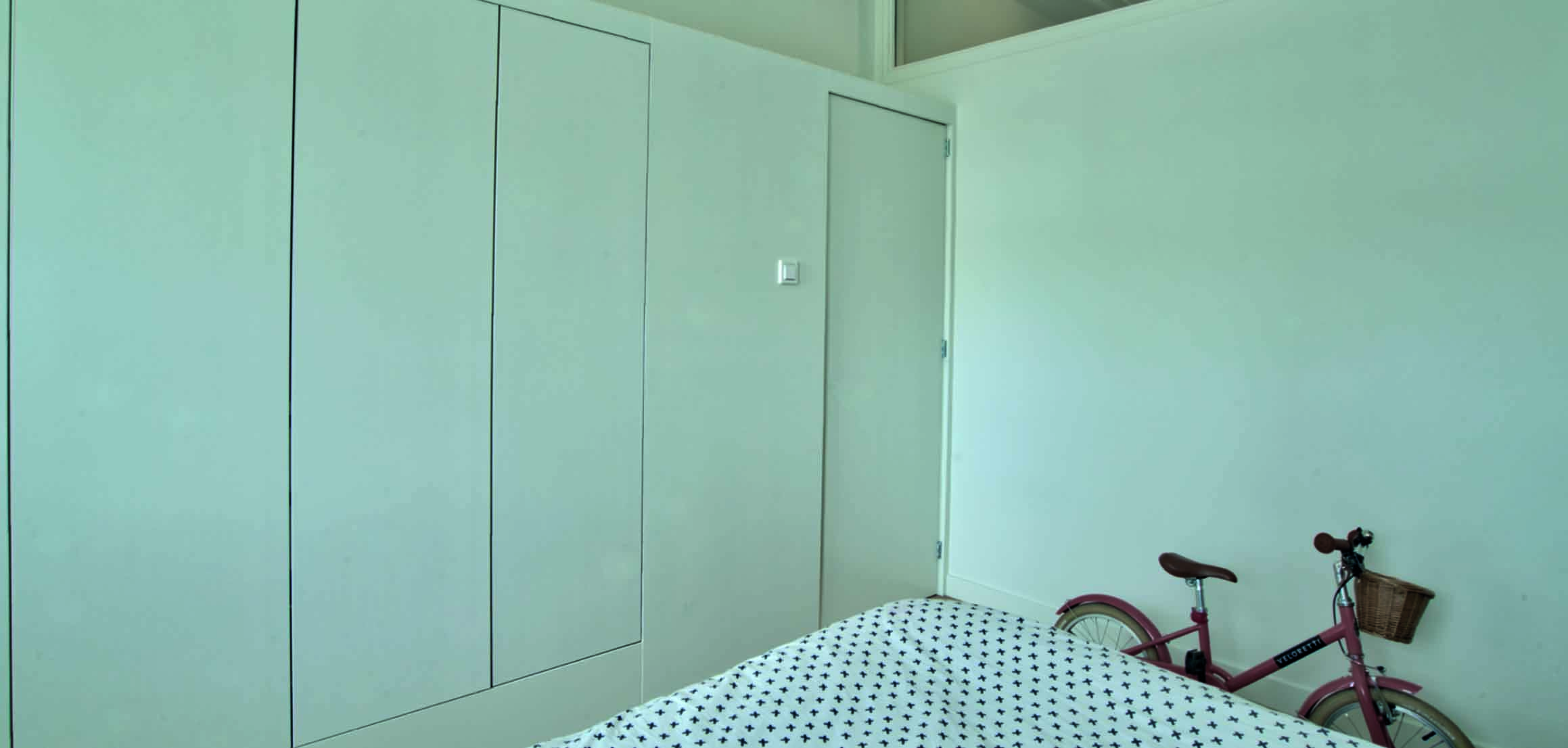 Slaapkamer met ingebouwde kastenwand aan de Hooidrift in Rotterdam