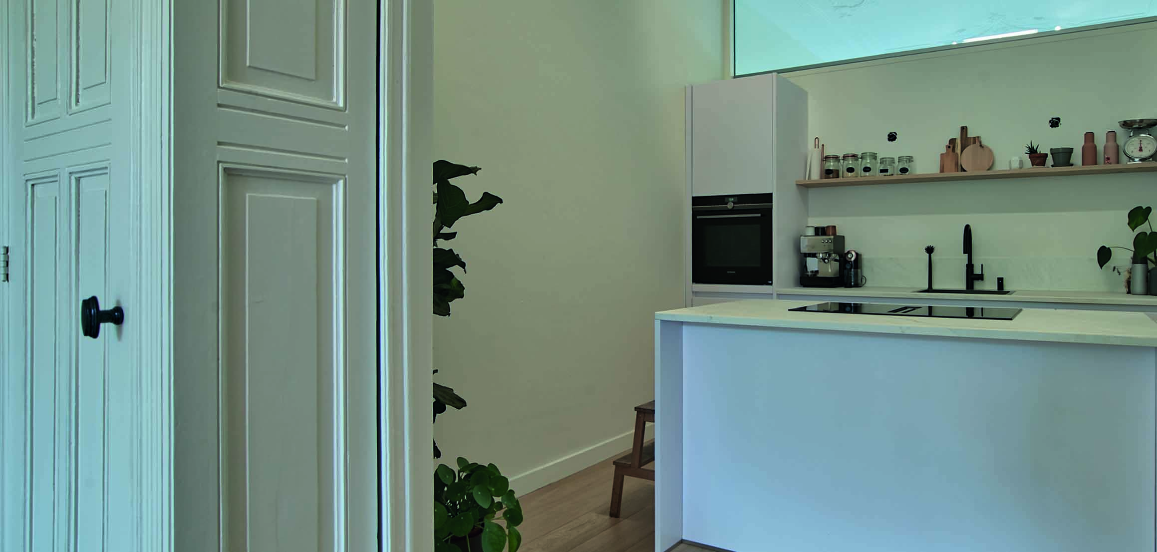 Doorkijk naar keuken met klassieke deur aan de Hooidrift in Rotterdam