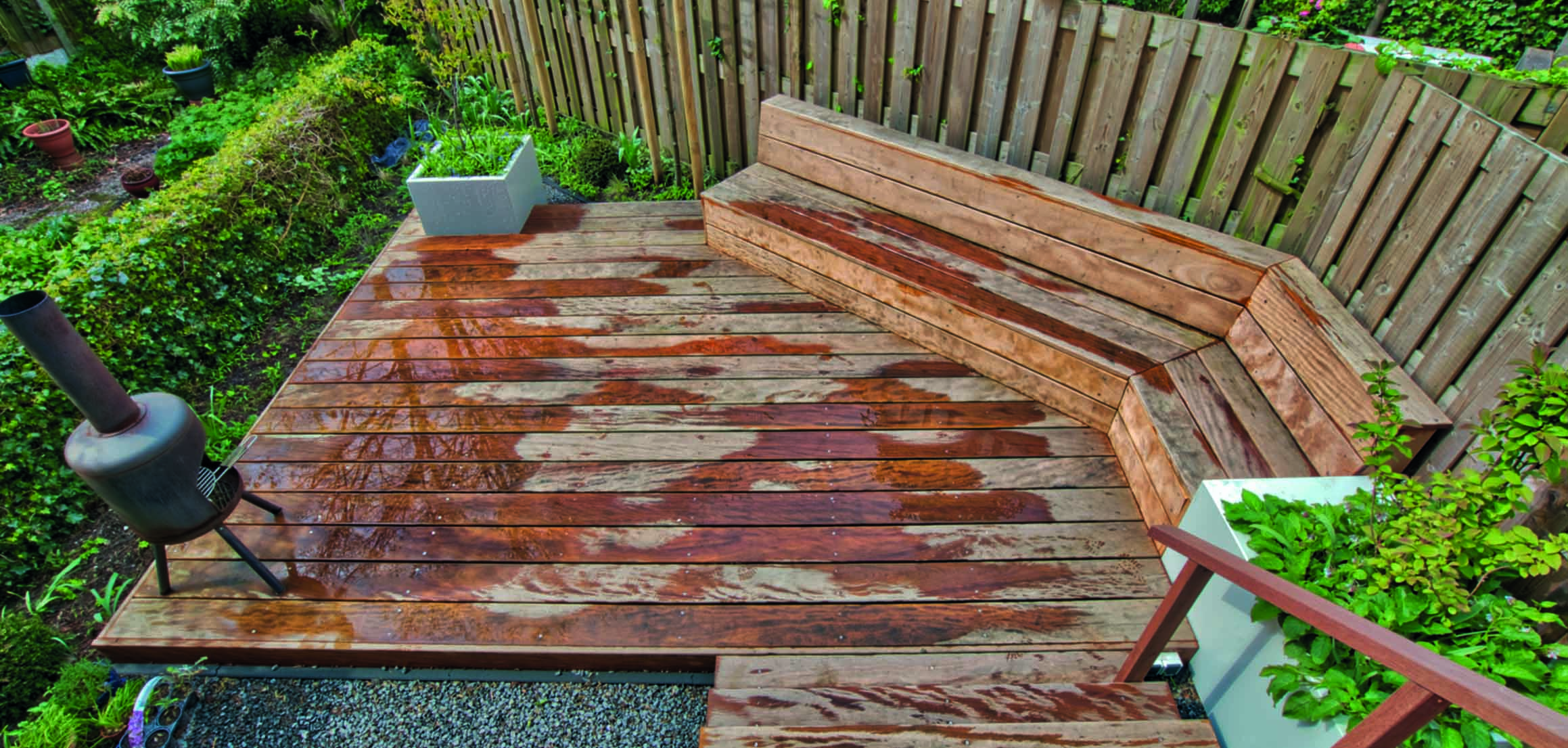Houten terras met zitbank in de tuin aan de Hooidrift in Rotterdam