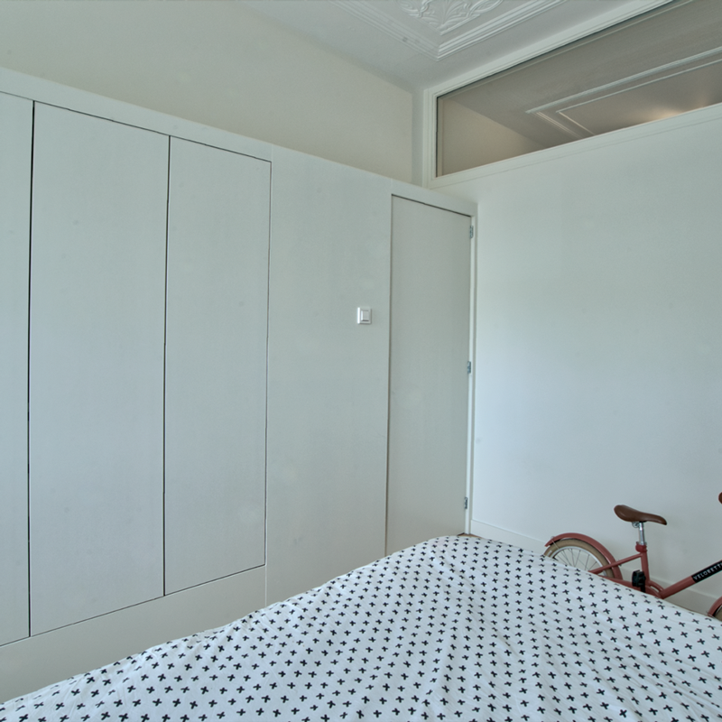 Maatwerk kastenwand in slaapkamer aan de Hooidrift in Rotterdam
