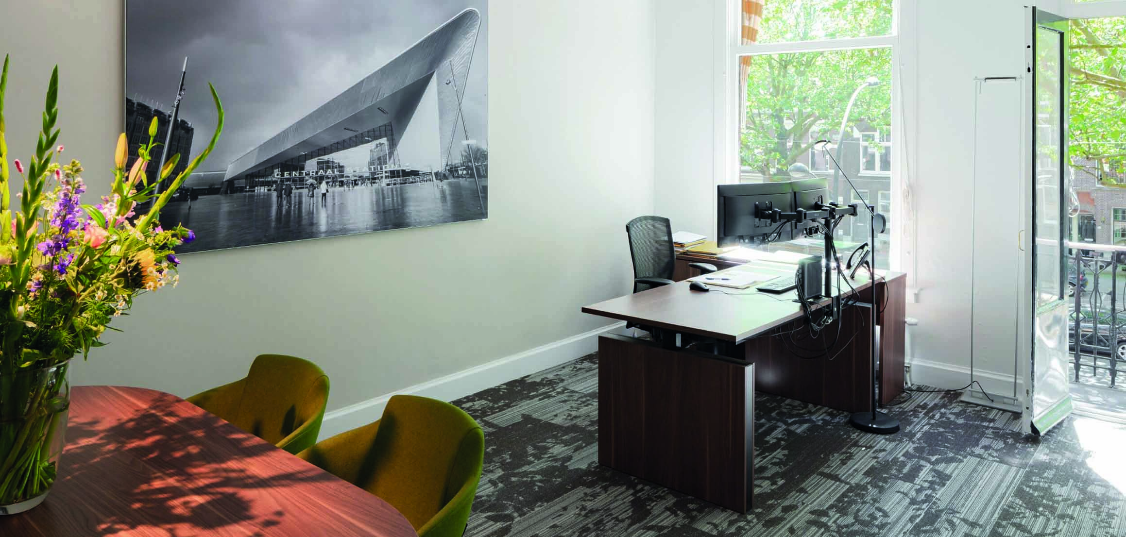 Kantoorkamer met bureau en kunstfoto in notariskantoor aan de Mathenesserlaan in Rotterdam